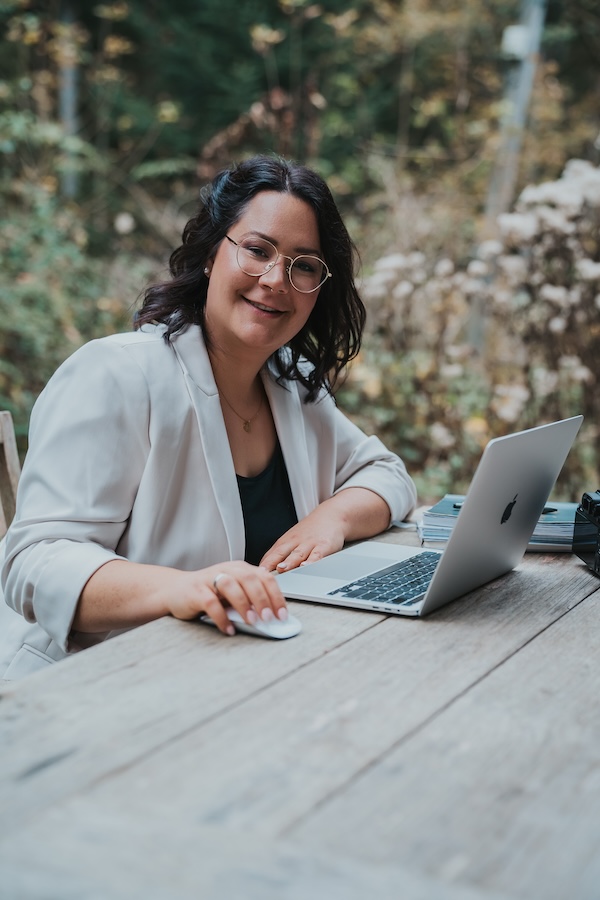 Fotografin Yasemin Müller arbeitet draußen am Laptop – Familienfotografie in Appenweier.